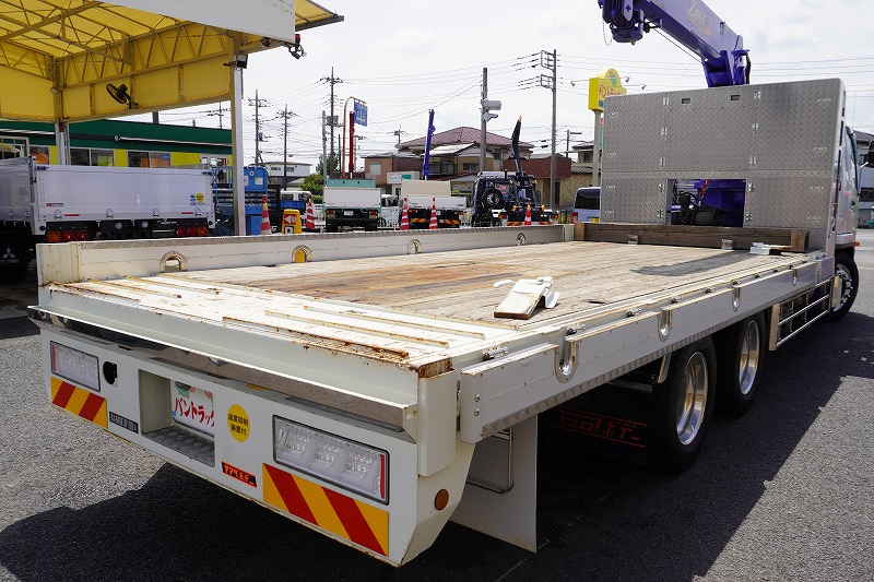 ファイター　大型　３軸　２デフ　リーフサス　「ベッド付き」　４段セルフクレーン　積載１０１００ｋｇ　６．２ｍ長　タダノ製　ラジコン　フックイン　２．９３ｔ吊　ウインチ　ヤマダボディー製造りボディー　鳥居ステンレスラダー＆埋め込み式工具入れ　アルミブロック　ロープ穴４対　スタンション穴　アユミ板掛け　アルミホイール　メッキパーツ　回送仕様　低走行！６速ＭＴ！　車検「Ｒ８年１月まで！」35
