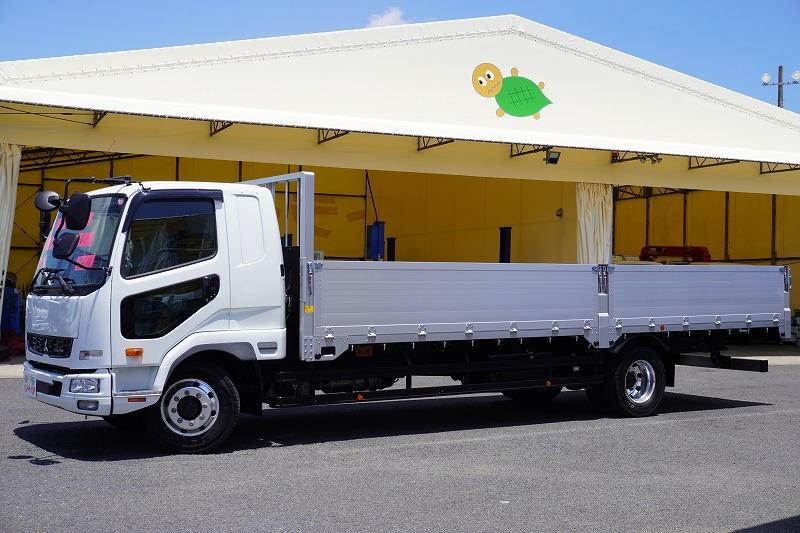 （未使用）　ファイター　増トン　「ワイド　ベッド付き」　平ボディー　アルミブロック　積載８４００ｋｇ　７．２ｍ長　五方開　アルミホイール　坂道発進補助　ＨＩＤヘッドライト　フォグランプ　衝突軽減ブレーキ　車線逸脱警報　６速ＭＴ！フロント画像