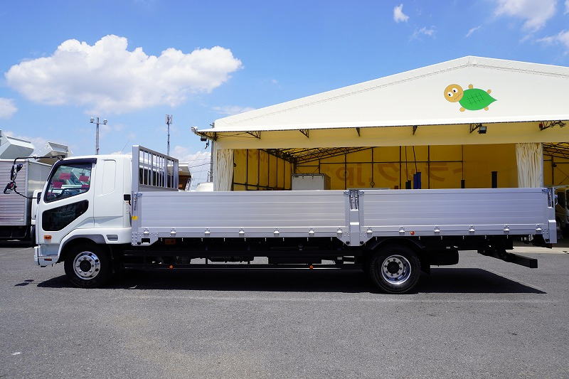 （未使用）　ファイター　増トン　「ワイド　ベッド付き」　平ボディー　アルミブロック　積載８４００ｋｇ　７．２ｍ長　五方開　アルミホイール　坂道発進補助　ＨＩＤヘッドライト　フォグランプ　衝突軽減ブレーキ　車線逸脱警報　６速ＭＴ！1