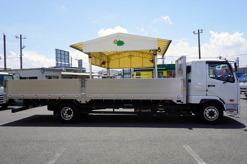 （未使用）　ファイター　増トン　「ワイド　ベッド付き」　平ボディー　アルミブロック　積載８４００ｋｇ　７．２ｍ長　五方開　アルミホイール　坂道発進補助　ＨＩＤヘッドライト　フォグランプ　衝突軽減ブレーキ　車線逸脱警報　６速ＭＴ！3