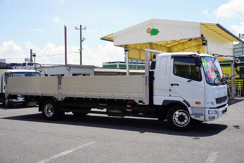 （未使用）　ファイター　増トン　「ワイド　ベッド付き」　平ボディー　アルミブロック　積載８４００ｋｇ　７．２ｍ長　五方開　アルミホイール　坂道発進補助　ＨＩＤヘッドライト　フォグランプ　衝突軽減ブレーキ　車線逸脱警報　６速ＭＴ！4
