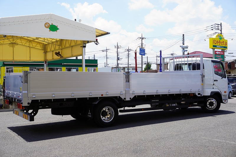 （未使用）　ファイター　増トン　「ワイド　ベッド付き」　平ボディー　アルミブロック　積載８４００ｋｇ　７．２ｍ長　五方開　アルミホイール　坂道発進補助　ＨＩＤヘッドライト　フォグランプ　衝突軽減ブレーキ　車線逸脱警報　６速ＭＴ！6