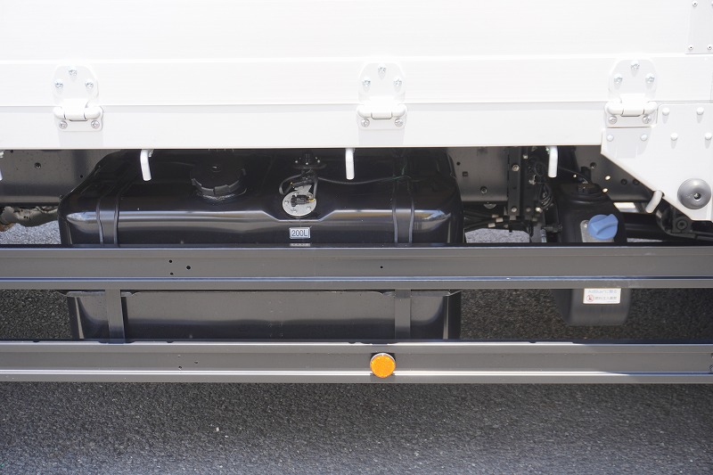 （未使用）　ファイター　増トン　「ワイド　ベッド付き」　平ボディー　アルミブロック　積載８４００ｋｇ　７．２ｍ長　五方開　アルミホイール　坂道発進補助　ＨＩＤヘッドライト　フォグランプ　衝突軽減ブレーキ　車線逸脱警報　６速ＭＴ！14