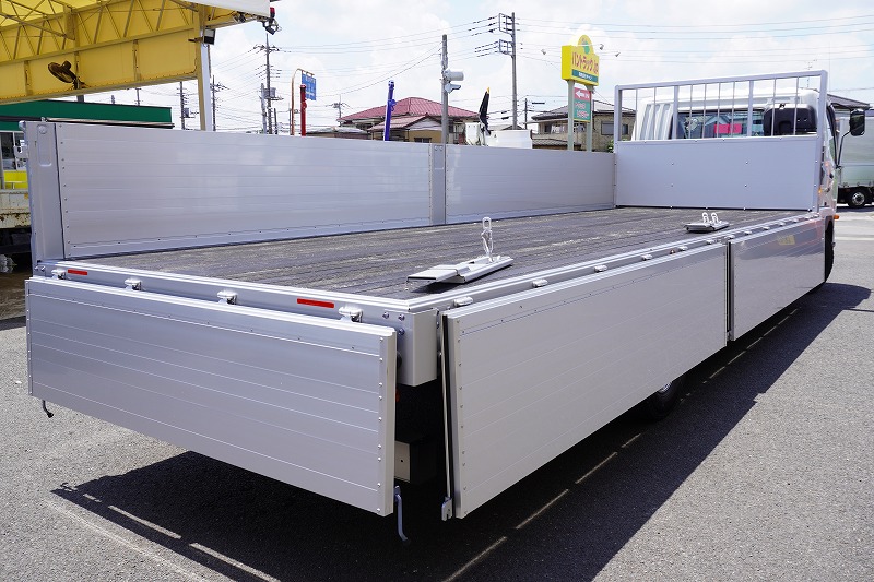 （未使用）　ファイター　増トン　「ワイド　ベッド付き」　平ボディー　アルミブロック　積載８４００ｋｇ　７．２ｍ長　五方開　アルミホイール　坂道発進補助　ＨＩＤヘッドライト　フォグランプ　衝突軽減ブレーキ　車線逸脱警報　６速ＭＴ！24