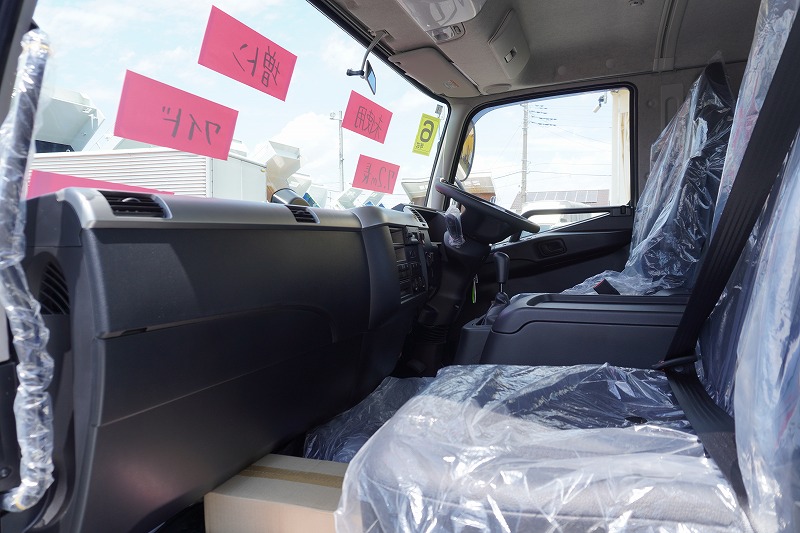 （未使用）　ファイター　増トン　「ワイド　ベッド付き」　平ボディー　アルミブロック　積載８４００ｋｇ　７．２ｍ長　五方開　アルミホイール　坂道発進補助　ＨＩＤヘッドライト　フォグランプ　衝突軽減ブレーキ　車線逸脱警報　６速ＭＴ！29