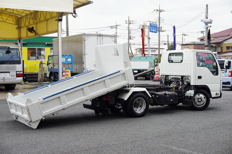 エルフ　「標準幅」　強化　ローダーダンプ　新明和製　三方開　積載３０００ｋｇ　手動コボレーン　スライド用ラジコン　ダンプピン　ＥＴＣ　ＡＴ車！フロント画像