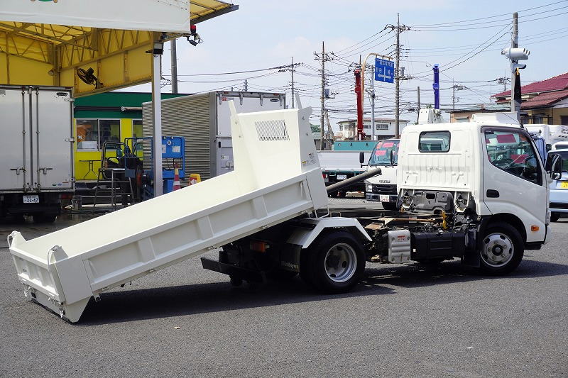 デュトロ　「標準幅」　強化　ローダーダンプ　新明和製　三方開　積載３０００ｋｇ　スライド用ラジコン　ダンプピン　ＬＥＤヘッドライト＆フォグランプ　鳥居ツノ出し　ＥＴＣ２．０　電動パーキングブレーキ　低走行！６速ＭＴ！フロント画像