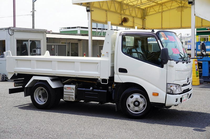 デュトロ　「標準幅」　強化　ローダーダンプ　新明和製　三方開　積載３０００ｋｇ　スライド用ラジコン　ダンプピン　ＬＥＤヘッドライト＆フォグランプ　鳥居ツノ出し　ＥＴＣ２．０　電動パーキングブレーキ　低走行！６速ＭＴ！4