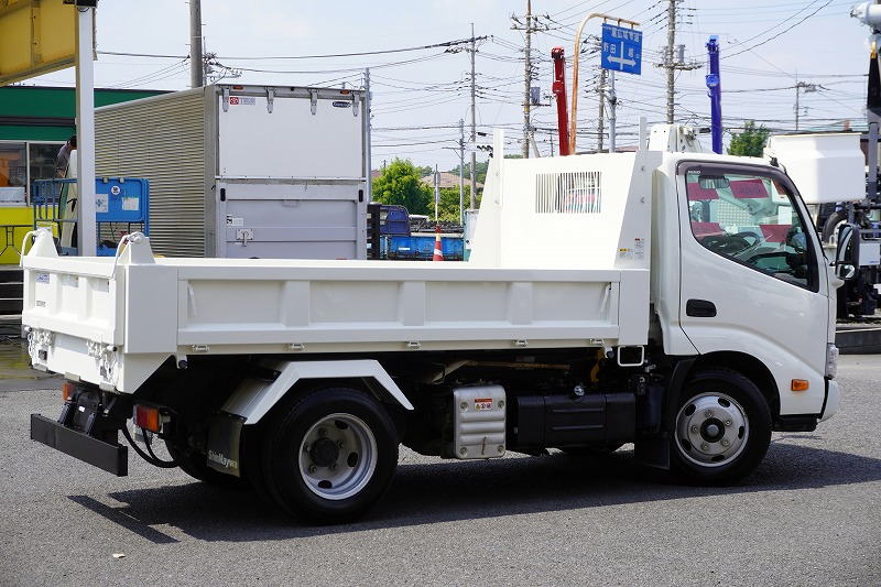デュトロ　「標準幅」　強化　ローダーダンプ　新明和製　三方開　積載３０００ｋｇ　スライド用ラジコン　ダンプピン　ＬＥＤヘッドライト＆フォグランプ　鳥居ツノ出し　ＥＴＣ２．０　電動パーキングブレーキ　低走行！６速ＭＴ！6