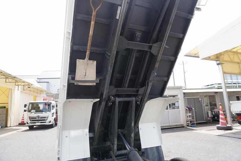デュトロ　「標準幅」　強化　ローダーダンプ　新明和製　三方開　積載３０００ｋｇ　スライド用ラジコン　ダンプピン　ＬＥＤヘッドライト＆フォグランプ　鳥居ツノ出し　ＥＴＣ２．０　電動パーキングブレーキ　低走行！６速ＭＴ！26
