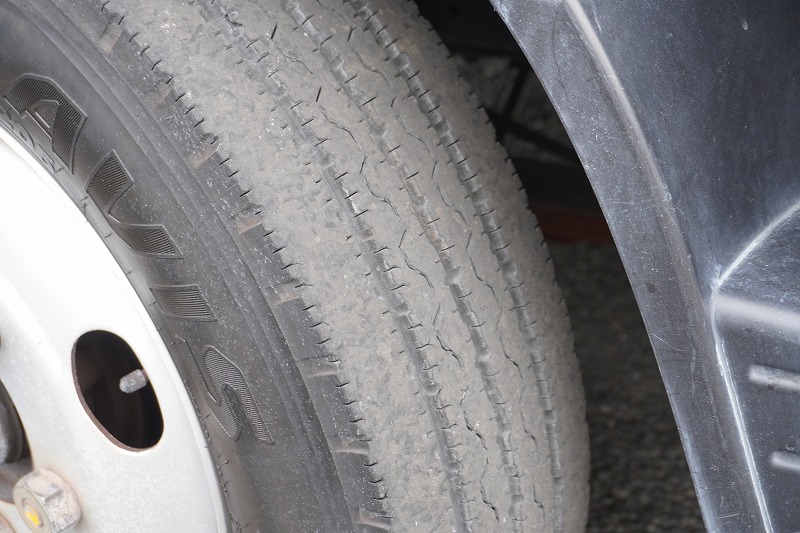 キャンター　高所作業車　アイチ製（ＳＢ１０Ａ）　最大地上高９．７ｍ　ＦＲＰバケット　バケット積載荷重２００ｋｇ　積載３００ｋｇ　工具入れ　ジョイスティックタイプ　アワーメーター：２１００ｈ　左電格ミラー　フォグランプ　通信工事仕様！ＡＴ車！7