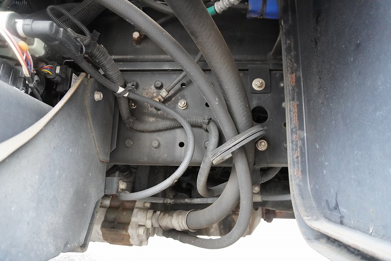 キャンター　高所作業車　アイチ製（ＳＢ１０Ａ）　最大地上高９．７ｍ　ＦＲＰバケット　バケット積載荷重２００ｋｇ　積載３００ｋｇ　工具入れ　ジョイスティックタイプ　アワーメーター：２１００ｈ　左電格ミラー　フォグランプ　通信工事仕様！ＡＴ車！11