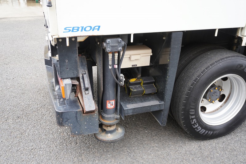 キャンター　高所作業車　アイチ製（ＳＢ１０Ａ）　最大地上高９．７ｍ　ＦＲＰバケット　バケット積載荷重２００ｋｇ　積載３００ｋｇ　工具入れ　ジョイスティックタイプ　アワーメーター：２１００ｈ　左電格ミラー　フォグランプ　通信工事仕様！ＡＴ車！23