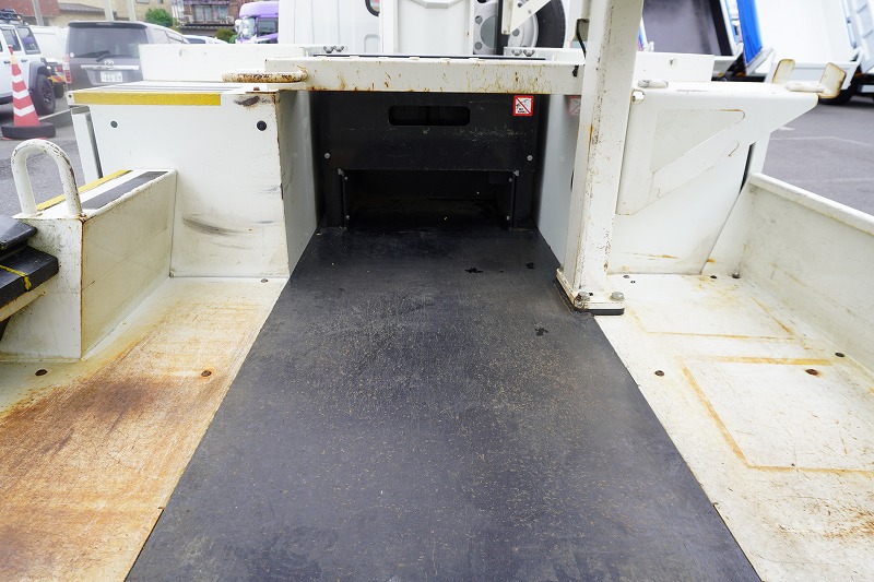 キャンター　高所作業車　アイチ製（ＳＢ１０Ａ）　最大地上高９．７ｍ　ＦＲＰバケット　バケット積載荷重２００ｋｇ　積載３００ｋｇ　工具入れ　ジョイスティックタイプ　アワーメーター：２９３５ｈ　左電格ミラー　社外ナビ　バックカメラ　フォグランプ　通信工事仕様！ＡＴ車！17