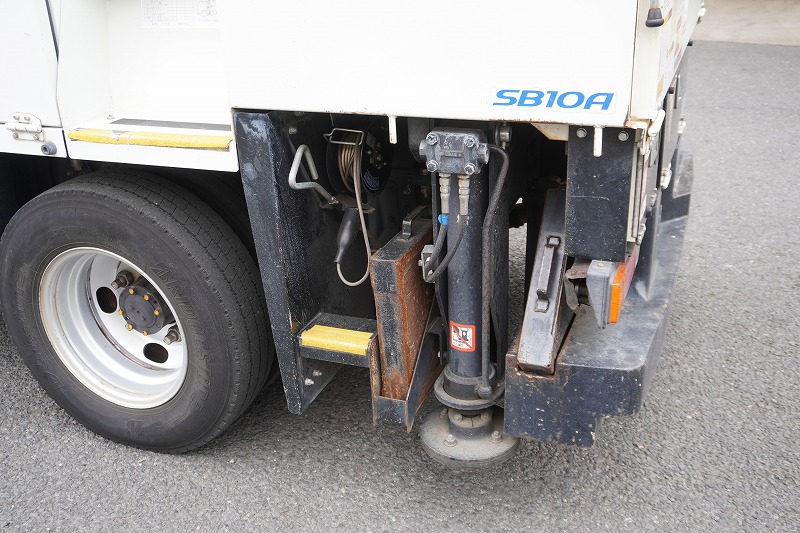 キャンター　高所作業車　アイチ製（ＳＢ１０Ａ）　最大地上高９．７ｍ　ＦＲＰバケット　バケット積載荷重２００ｋｇ　積載３００ｋｇ　工具入れ　ジョイスティックタイプ　アワーメーター：２９３５ｈ　左電格ミラー　社外ナビ　バックカメラ　フォグランプ　通信工事仕様！ＡＴ車！26