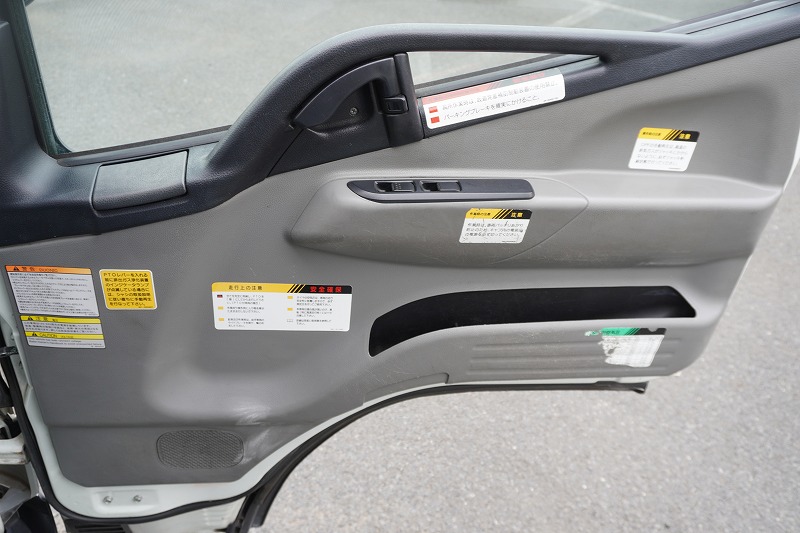 キャンター　高所作業車　アイチ製（ＳＢ１０Ａ）　最大地上高９．７ｍ　ＦＲＰバケット　バケット積載荷重２００ｋｇ　積載３００ｋｇ　工具入れ　ジョイスティックタイプ　アワーメーター：２９３５ｈ　左電格ミラー　社外ナビ　バックカメラ　フォグランプ　通信工事仕様！ＡＴ車！39