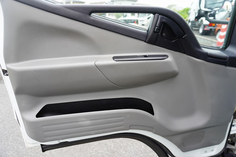 キャンター　高所作業車　アイチ製（ＳＢ１０Ａ）　最大地上高９．７ｍ　ＦＲＰバケット　バケット積載荷重２００ｋｇ　積載３００ｋｇ　工具入れ　ジョイスティックタイプ　アワーメーター：２９３５ｈ　左電格ミラー　社外ナビ　バックカメラ　フォグランプ　通信工事仕様！ＡＴ車！44