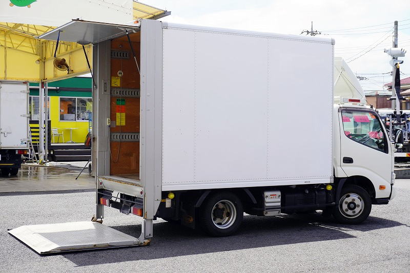 ダイナ　１０尺　パネルバン　積載２０００ｋｇ　サイドドア　跳ね上げ式　垂直パワーゲート　ラッシング２段　左電格ミラー　バックカメラ　社外ナビ　ＥＴＣ　ＬＥＤヘッドライト＆フォグランプ　スマートキー　クリアランスソナー　電動パーキングブレーキ　衝突軽減ブレーキ　車線逸脱警報　北村製　ＡＴ車！フロント画像