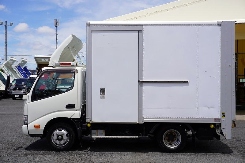 ダイナ　１０尺　パネルバン　積載２０００ｋｇ　サイドドア　跳ね上げ式　垂直パワーゲート　ラッシング２段　左電格ミラー　バックカメラ　社外ナビ　ＥＴＣ　ＬＥＤヘッドライト＆フォグランプ　スマートキー　クリアランスソナー　電動パーキングブレーキ　衝突軽減ブレーキ　車線逸脱警報　北村製　ＡＴ車！0