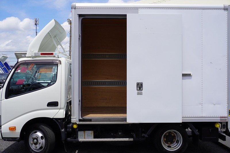 ダイナ　１０尺　パネルバン　積載２０００ｋｇ　サイドドア　跳ね上げ式　垂直パワーゲート　ラッシング２段　左電格ミラー　バックカメラ　社外ナビ　ＥＴＣ　ＬＥＤヘッドライト＆フォグランプ　スマートキー　クリアランスソナー　電動パーキングブレーキ　衝突軽減ブレーキ　車線逸脱警報　北村製　ＡＴ車！15