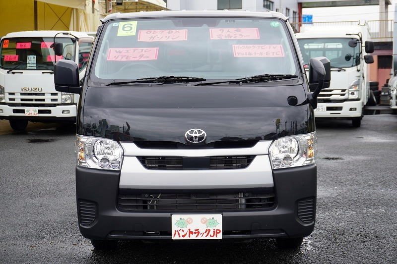 ハイエース　ロング　ＤＸ　４ドア　ガソリン車　３～９人乗り　ダブルエアコン　リアヒーター　アルミホイール　純正ナビ　ワンセグＴＶ　ＥＴＣ　バックカメラ　クリアランスソナー　電格ミラー　小窓　ＬＥＤヘッドライト　ＡＣ１００Ｖ　キーレス　衝突軽減ブレーキ　車線逸脱警報　ワンオーナー　ＡＴ車　高年式！低走行！！0