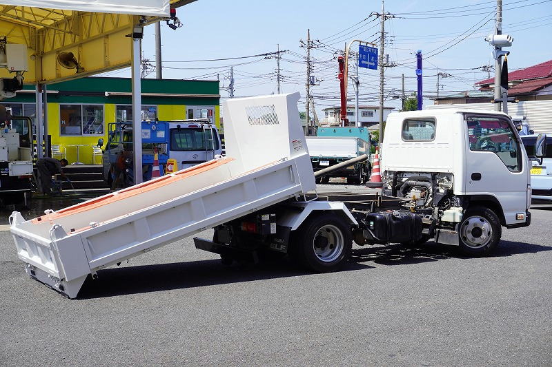 エルフ　「標準幅」　強化　ローダーダンプ　新明和製　三方開　積載３０００ｋｇ　手動コボレーン　ダンプピン　ＥＴＣ　左電格ミラー　坂道発進補助　６速ＭＴ！フロント画像