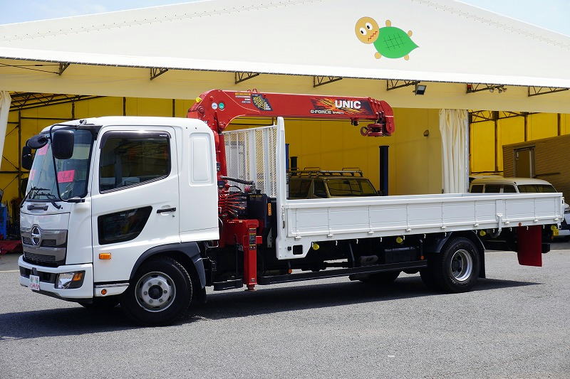 レンジャー　４トン　「標準幅　ベッド付き」　４段クレーン　積載２４００ｋｇ　古河ユニック製　ラジコン　フックイン　２．９３ｔ吊　５．５ｍ長　床フック４対　セイコーラック　鳥居金網張り＆下部鉄板張り　坂道発進補助　ＥＴＣ　６速ＭＴ！低走行！フロント画像