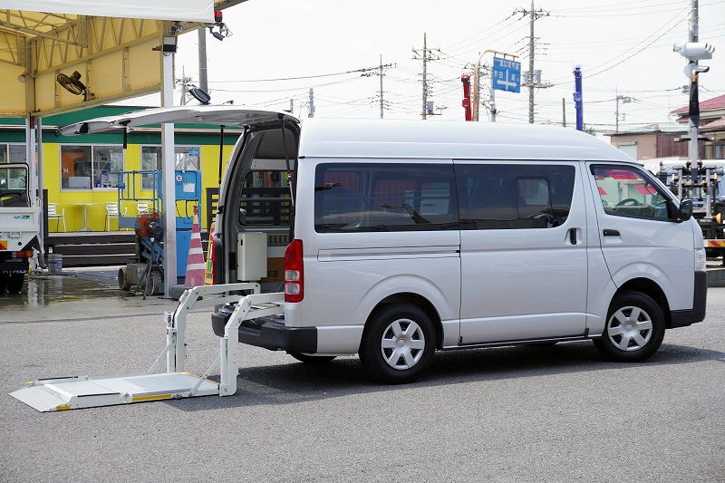 ハイエース　ロング　ＤＸ　５ドア　「ハイルーフ　４ＷＤ」　ディーゼル車　３人乗り　和光工業製パワーゲート　荷台板張り　荷室加工有り　ラッシング１段　セパレーターカーテン　社外ナビ　バックカメラ　ＥＴＣ　キーレス　小窓　ＡＴ車！フロント画像
