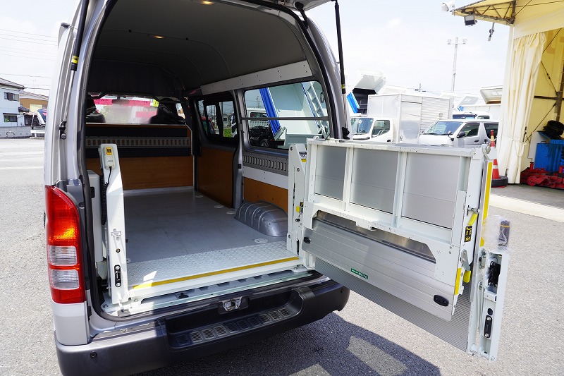 ハイエース　ロング　ＤＸ　５ドア　「ハイルーフ　４ＷＤ」　ディーゼル車　３人乗り　和光工業製パワーゲート　荷台板張り　荷室加工有り　ラッシング１段　セパレーターカーテン　社外ナビ　バックカメラ　ＥＴＣ　キーレス　小窓　ＡＴ車！23