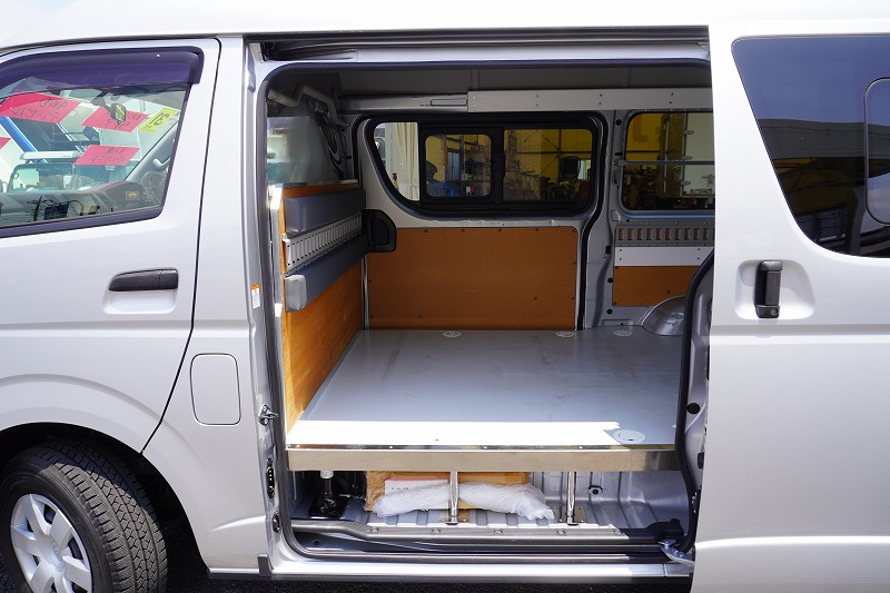ハイエース　ロング　ＤＸ　５ドア　「ハイルーフ　４ＷＤ」　ディーゼル車　３人乗り　和光工業製パワーゲート　荷台板張り　荷室加工有り　ラッシング１段　セパレーターカーテン　社外ナビ　バックカメラ　ＥＴＣ　キーレス　小窓　ＡＴ車！25