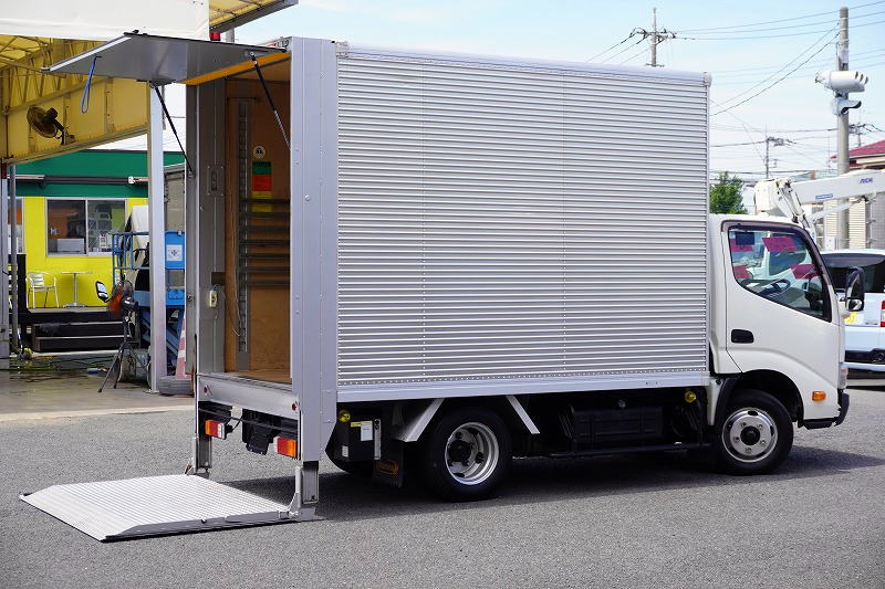 ダイナ　１０尺　アルミバン　積載２０００ｋｇ　跳ね上げ式　垂直パワーゲート　棚フック帯＆専用ステー付き　バックカメラ　ＥＴＣ　通気口　北村製　５速ＭＴ！お花屋さん仕様！フロント画像