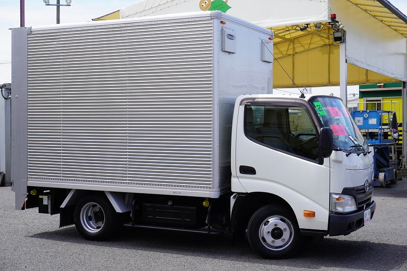 ダイナ　１０尺　アルミバン　積載２０００ｋｇ　跳ね上げ式　垂直パワーゲート　棚フック帯＆専用ステー付き　バックカメラ　ＥＴＣ　通気口　北村製　５速ＭＴ！お花屋さん仕様！4
