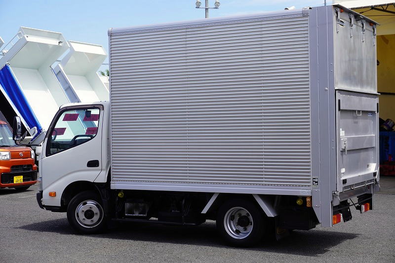 ダイナ　１０尺　アルミバン　積載２０００ｋｇ　跳ね上げ式　垂直パワーゲート　棚フック帯＆専用ステー付き　バックカメラ　ＥＴＣ　通気口　北村製　５速ＭＴ！お花屋さん仕様！5
