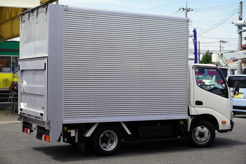 ダイナ　１０尺　アルミバン　積載２０００ｋｇ　跳ね上げ式　垂直パワーゲート　棚フック帯＆専用ステー付き　バックカメラ　ＥＴＣ　通気口　北村製　５速ＭＴ！お花屋さん仕様！6