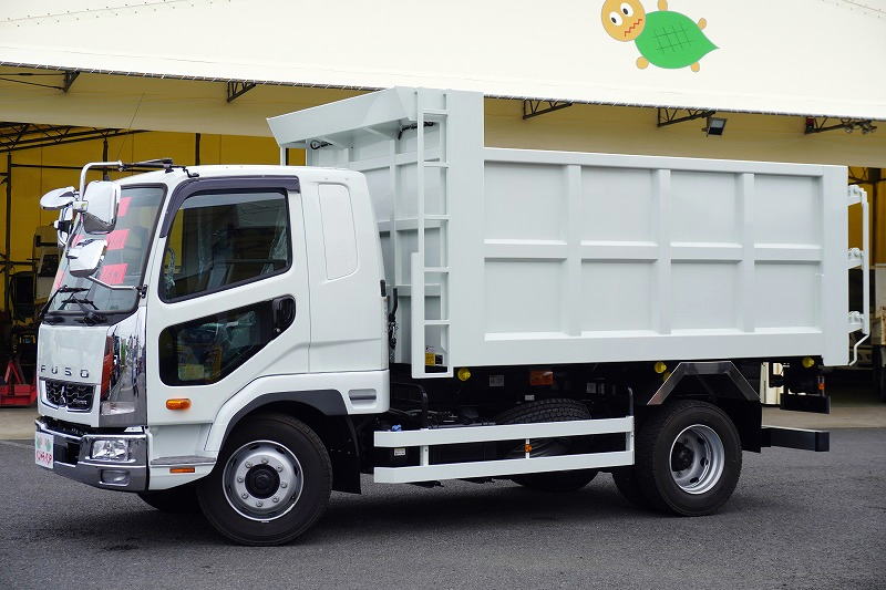 （未使用）　ファイター　増トン　「ベッド付き　土砂禁止」　深ダンプ　新明和製　一方開　積載６６００ｋｇ　リア片開き扉　鳥居シートデッキ＆ラダー　坂道発進補助　ＥＴＣ２．０　衝突軽減ブレーキ　車線逸脱警報　オートエアコン　メッキパーツ　６速ＭＴ！　車検「Ｒ７年８月まで！」フロント画像