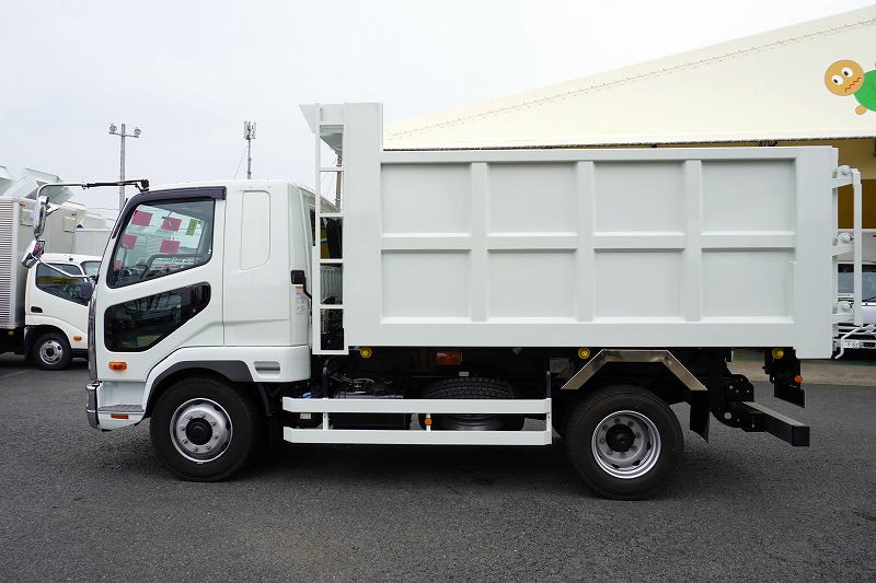 （未使用）　ファイター　増トン　「ベッド付き　土砂禁止」　深ダンプ　新明和製　一方開　積載６６００ｋｇ　リア片開き扉　鳥居シートデッキ＆ラダー　坂道発進補助　ＥＴＣ２．０　衝突軽減ブレーキ　車線逸脱警報　オートエアコン　メッキパーツ　６速ＭＴ！　車検「Ｒ７年８月まで！」1