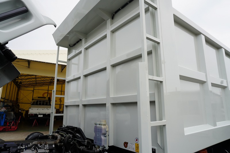 （未使用）　ファイター　増トン　「ベッド付き　土砂禁止」　深ダンプ　新明和製　一方開　積載６６００ｋｇ　リア片開き扉　鳥居シートデッキ＆ラダー　坂道発進補助　ＥＴＣ２．０　衝突軽減ブレーキ　車線逸脱警報　オートエアコン　メッキパーツ　６速ＭＴ！　車検「Ｒ７年８月まで！」15