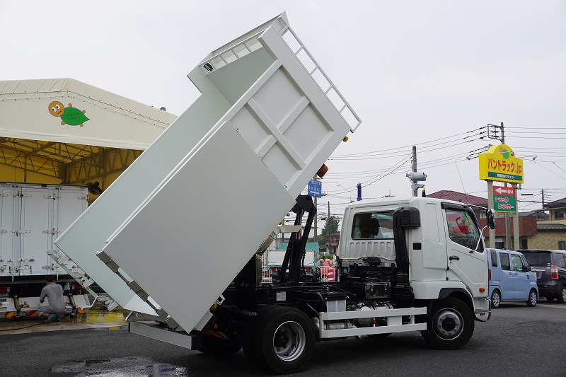 （未使用）　ファイター　増トン　「ベッド付き　土砂禁止」　深ダンプ　新明和製　一方開　積載６６００ｋｇ　リア片開き扉　鳥居シートデッキ＆ラダー　坂道発進補助　ＥＴＣ２．０　衝突軽減ブレーキ　車線逸脱警報　オートエアコン　メッキパーツ　６速ＭＴ！　車検「Ｒ７年８月まで！」17