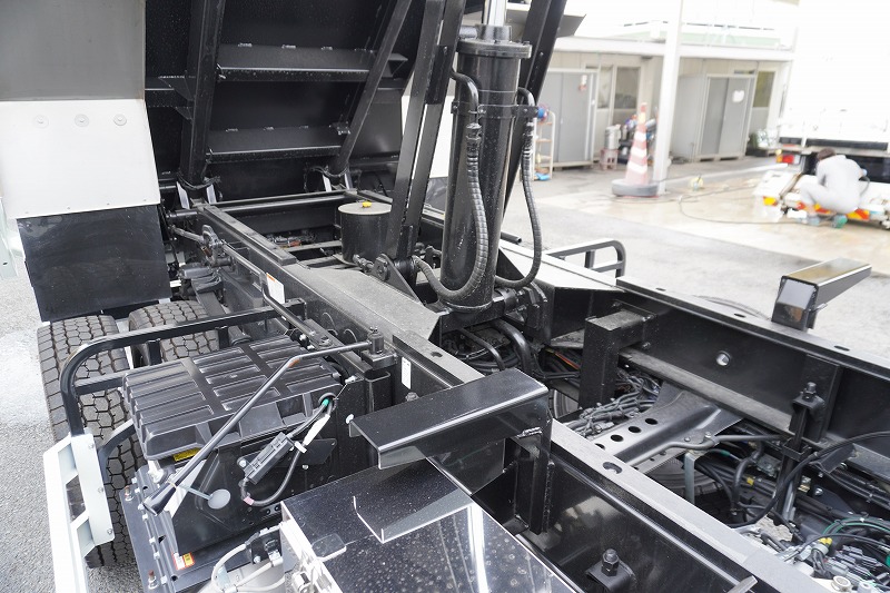 （未使用）　ファイター　増トン　「ベッド付き　土砂禁止」　深ダンプ　新明和製　一方開　積載６６００ｋｇ　リア片開き扉　鳥居シートデッキ＆ラダー　坂道発進補助　ＥＴＣ２．０　衝突軽減ブレーキ　車線逸脱警報　オートエアコン　メッキパーツ　６速ＭＴ！　車検「Ｒ７年８月まで！」18