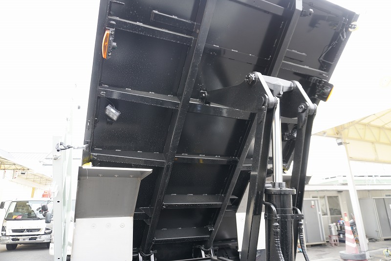 （未使用）　ファイター　増トン　「ベッド付き　土砂禁止」　深ダンプ　新明和製　一方開　積載６６００ｋｇ　リア片開き扉　鳥居シートデッキ＆ラダー　坂道発進補助　ＥＴＣ２．０　衝突軽減ブレーキ　車線逸脱警報　オートエアコン　メッキパーツ　６速ＭＴ！　車検「Ｒ７年８月まで！」19