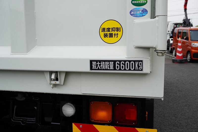 （未使用）　ファイター　増トン　「ベッド付き　土砂禁止」　深ダンプ　新明和製　一方開　積載６６００ｋｇ　リア片開き扉　鳥居シートデッキ＆ラダー　坂道発進補助　ＥＴＣ２．０　衝突軽減ブレーキ　車線逸脱警報　オートエアコン　メッキパーツ　６速ＭＴ！　車検「Ｒ７年８月まで！」25
