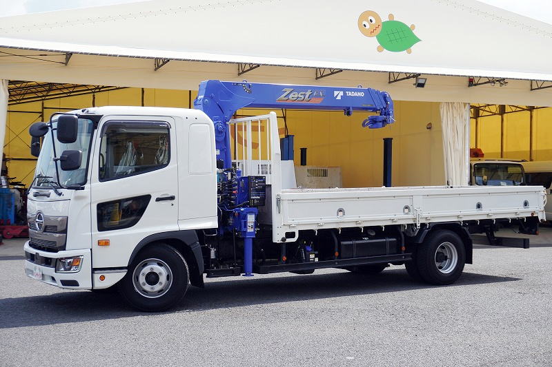 レンジャー　４トン　「標準幅　ベッド付き　ショート」　４段クレーン　積載２１００ｋｇ　タダノ製　５．１ｍ長　ラジコン　フックイン　２．９３ｔ吊　セイコーラック　ロープ穴４対　ＬＥＤヘッドライト＆フォグランプ　坂道発進補助　オートエアコン　ＥＴＣ２．０　衝突軽減ブレーキ　車線逸脱警報　６速ＭＴ！高年式！低走行！！　車検「Ｒ８年４月まで！」フロント画像