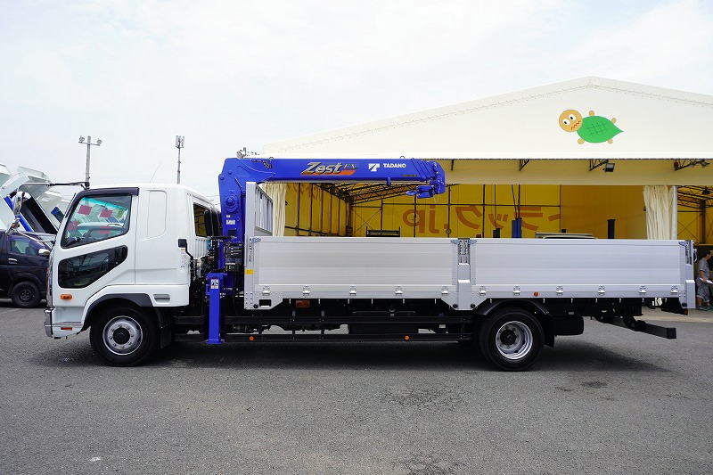 （未使用）　ファイター　増トン　「ワイド　ベッド付き」　４段クレーン　積載７５００ｋｇ　タダノ製　６ｍ長　アルミブロック　五方開　ラジコン　フックイン　２．９３ｔ吊　角足　差し違いアウトリガー　坂道発進補助　ＥＴＣ２．０　メッキパーツ　オートエアコン　リーフサス　６速ＭＴ！1
