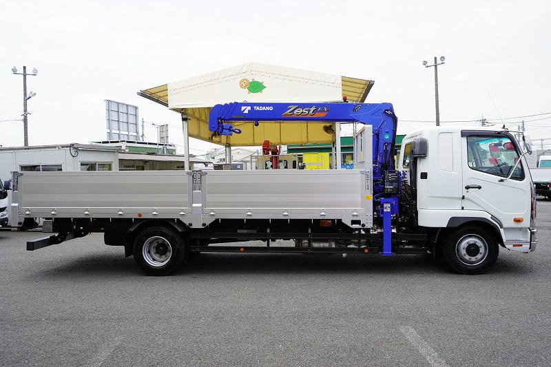 （未使用）　ファイター　増トン　「ワイド　ベッド付き」　４段クレーン　積載７５００ｋｇ　タダノ製　６ｍ長　アルミブロック　五方開　ラジコン　フックイン　２．９３ｔ吊　角足　差し違いアウトリガー　坂道発進補助　ＥＴＣ２．０　メッキパーツ　オートエアコン　リーフサス　６速ＭＴ！2