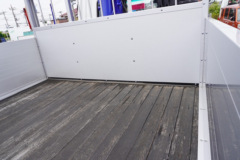 （未使用）　ファイター　増トン　「ワイド　ベッド付き」　４段クレーン　積載７５００ｋｇ　タダノ製　６ｍ長　アルミブロック　五方開　ラジコン　フックイン　２．９３ｔ吊　角足　差し違いアウトリガー　坂道発進補助　ＥＴＣ２．０　メッキパーツ　オートエアコン　リーフサス　６速ＭＴ！21