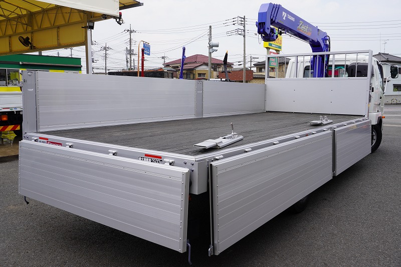 （未使用）　ファイター　増トン　「ワイド　ベッド付き」　４段クレーン　積載７５００ｋｇ　タダノ製　６ｍ長　アルミブロック　五方開　ラジコン　フックイン　２．９３ｔ吊　角足　差し違いアウトリガー　坂道発進補助　ＥＴＣ２．０　メッキパーツ　オートエアコン　リーフサス　６速ＭＴ！28