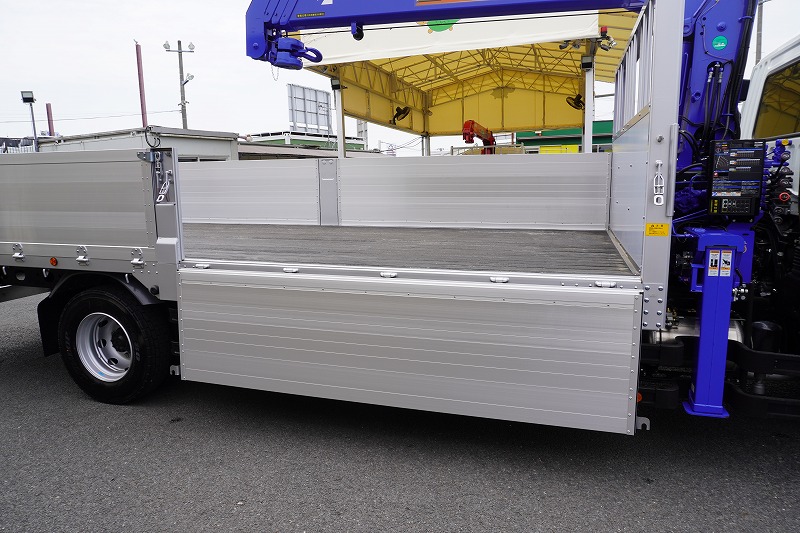 （未使用）　ファイター　増トン　「ワイド　ベッド付き」　４段クレーン　積載７５００ｋｇ　タダノ製　６ｍ長　アルミブロック　五方開　ラジコン　フックイン　２．９３ｔ吊　角足　差し違いアウトリガー　坂道発進補助　ＥＴＣ２．０　メッキパーツ　オートエアコン　リーフサス　６速ＭＴ！29