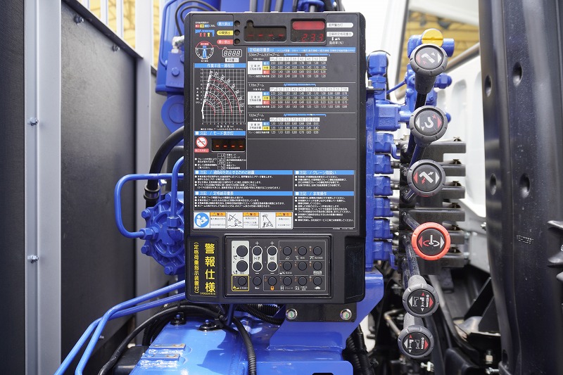（未使用）　ファイター　増トン　「ワイド　ベッド付き」　４段クレーン　積載７５００ｋｇ　タダノ製　６ｍ長　アルミブロック　五方開　ラジコン　フックイン　２．９３ｔ吊　角足　差し違いアウトリガー　坂道発進補助　ＥＴＣ２．０　メッキパーツ　オートエアコン　リーフサス　６速ＭＴ！33