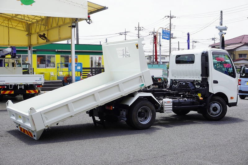 （未使用）　デュトロ　「ワイド」　強化　ローダーダンプ　花見台製　三方開　積載３７００ｋｇ　ダンプピン　左電格ミラー　坂道発進補助　ルームミラー型バックカメラ　クリアランスソナー　ＬＥＤヘッドライト＆フォグランプ　衝突軽減ブレーキ　車線逸脱警報　寒冷地仕様　６速ＭＴ！車検「Ｒ８年７月まで！」