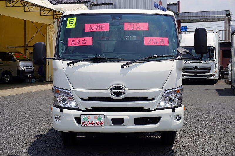 （未使用）　デュトロ　「ワイド」　強化　ローダーダンプ　花見台製　三方開　積載３７００ｋｇ　ダンプピン　左電格ミラー　坂道発進補助　ルームミラー型バックカメラ　クリアランスソナー　ＬＥＤヘッドライト＆フォグランプ　衝突軽減ブレーキ　車線逸脱警報　寒冷地仕様　６速ＭＴ！車検「Ｒ８年７月まで！」0